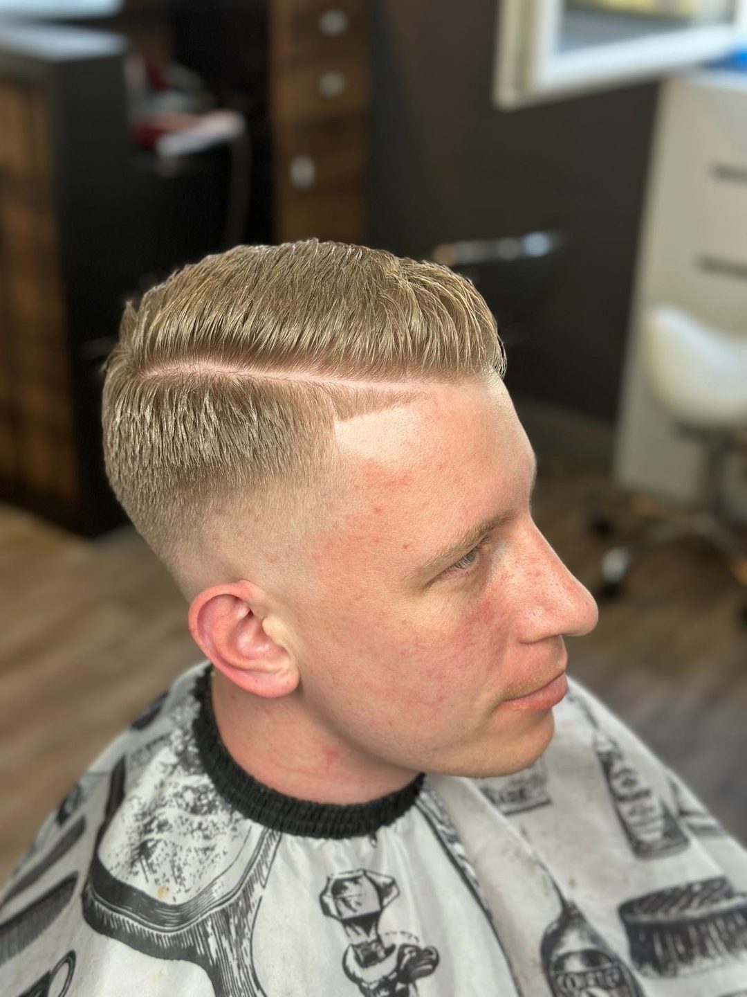 Seitenscheitel mit Skin Fade